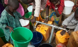 Des femmes et des enfants du camp de déplacés de Muna, à la périphérie de la grande ville de Maiduguri, capitale de l?État du Borno, au Nigeria, collectent de l'eau d'un puits le 30 juin 2016
