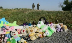 Des rebelles prorusses sur le site du crash du vol MH14 à Grabové, dans l'est séparatiste prorusse de l'Ukraine, le 17 juillet 2016