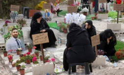 Des personnes déplacées se recueillent devant les tombes de leurs proches tués pendant le conflit avec Israël, le 27 mai 2026 près de Saïda, dans le sud du Liban