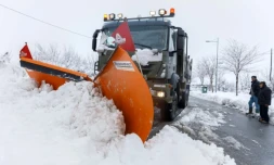 Une chasse-neige de l'armée espagnole à Vollacastin, dans la province de Ségovie, dans le nord-ouest de l'Espagne, le 7 janvier 2017
