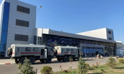 Des fourgons de la Garde nationale russe à l'aéroport de Makhatchkala au Daghestan, le 30 octobre 2023, après des émeutes