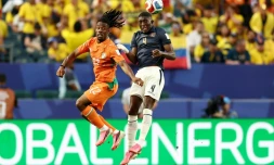 Elye Wahi (à gauche) à la lutte avec le défenseur équatorien Joel Ordonez lors de la victoire de la Côte d'Ivoire 1-0 le 14 juin 2026 à Philadelphie en phase de poule de la Coupe du monde. Interdit de visa par les autorités canadiennes, l'attaquant ivoirien ne pourra participer au deuxième match des Eléphants samedi à Toronto face à l'Allemagne
