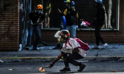 Des manifestants de l'opposition lors de heurts avec la police, le 24 mai 2017 à Caracas, au Venezuela