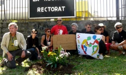 Mardi 1er juin 2010 -
 
Le SNEP-FSU devant le Rectorat (Photo : AO)