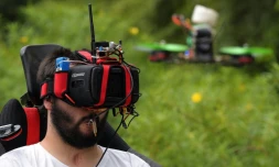 Agustin Zanoli, tétraplégique, pilote un drone spécialement conçu pour lui, qu'il dirige d'un mouvement de tête, en accélérant avec la bouche, le 25 février 2017 à Cordoba, en Argentine