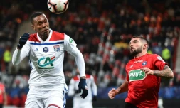 Le défenseur brésilien de Lyon Marcelo (g) devant le défenseur portugais de Guingamp Rebocho, le 7 février 2019 à Guingamp