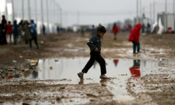 Les fortes pluies tombées la nuit dernière sont un nouveau coup dur pour les milliers de familles de déplacés autour de Mossoul, en Irak