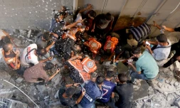 Des Paletsiniens dont des secouristes tentent de retrouver de survivants sur le site d'une frappe israélienne dans le quartier al-Rimal à Gaza-ville, le 30 août 2025