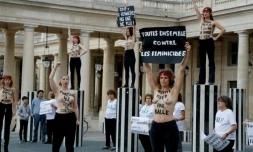 Des activistes Femen organisent une manifestation contre les féminicides au Palais Royal à Paris, le 30 mai 2019