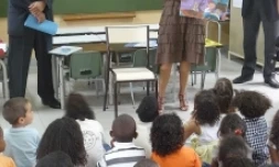 Mardi 1er juin 2010 - Le recteur Mostafa Fourar visite l'école Jean Albany de Saint-André (Photo DR)
