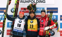 Le biathlète français Martin Fourcade pose sur le podium après sa vIctoire au 20 km individuel de Ruhpolding, le 10 janvier 2018
