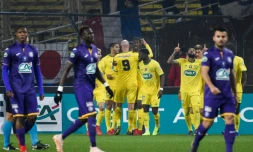 L'attaquant de Nantes Kalifa Coulibaly (c) félicité par ses coéquipiers après son but contre Toulouse en 8es de finale de la Coupe de France, le 5 février 2019 à Nantes 