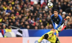 Le défenseur français Raphaël Varane à la lutte avec l'attaquant colombien Radamel Falcao lors du match amical, au Stade de France à Saint-Denis, le 23 mars 2018