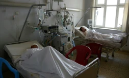 Des soldats de l'armée nationale afghane se font soigner dans un hôpital de Mazar-i-Sharif le 22 avril 2017, après l'attaque des talibans qui a fait au moins 130 morts 