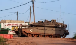Un soldat israélien à cÎté d'un char de combat Merkava Mark IV le long de la frontiÚre nord avec le Liban, à proximité du village de Shtula, le 6 avril 2023