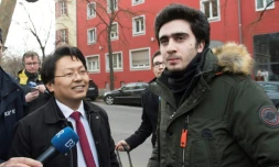 Anas Modamani et son avocat Chan-jo Jun vont au tribunal de Wurtzbourg (centre) le 6 février 2017