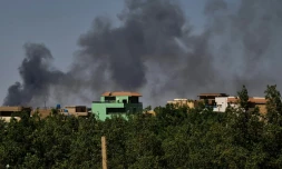 De la fumée au-dessus de Khartoum pendant des combats entre l'armée et les paramilitaires, le 5 mai 2023 au Soudan