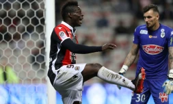 L'attaquant Mario Balotelli (g) ouvre le score sur pénalty pour Nice contre Angers à l'Allianz Riviera, le 22 septembre 2017