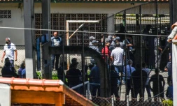 Rassemblement devant l'école de Suzano, près de Sao Paulo, où des tirs ont fait dix morts le 13 mars 2019.