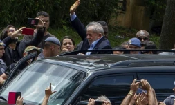 L'ex-président brésilien Luiz Inacio Lula da Silva arrive sous les acclamations de ses partisans aux obsèques de son petit-fils près de Sao Paulo et accompagné d'une escorte policière, le 2 mars 2018