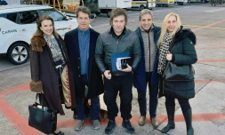 Le président argentin Javier Milei (au centre), entouré de plusieurs membres de son gouvernement, le 16 janvier 2024 à leur arrivée à l'aéroport de Zurich pour participer au forum de Davos