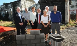 Vendredi 4 juin 2010: pose de la première pierre du chantier d'aménagement du coeur de ville de Grands-Bois (photo: DR)