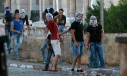 Des Palestiniens lancent des pierres sur les forces israéliennes de sécurité le 15 octobre 2015 à Bethlehem