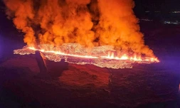 Photo diffusée par le Département islandais de la protection civile et de la gestion des urgences, le 14 janvier 2024, d'une éruption volcanique au nord de Grindavik, dans le sud-ouest de l'Islande