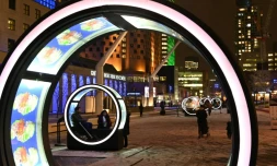 Des oeuvres sonores et lumineuses dans une rue de Montréal pendant le festival de "Luminothérapie", le 14 décembre 2020 au Canada