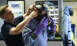 Essai d'une combinaison et d'un masque Ă gaz au laboratoire de l'Organisation pour l'interdiction des armes chimiques, le 20 avril 2018 Ă Rijswijk, prĂšs de La Haye