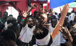 Des migrants se rĂ©jouissent Ă l'idĂ©e d'ĂȘtre bientĂŽt dĂ©barquĂ©s en Europe, le 23 aoĂ»t 2019, Ă bord de l'Ocean Viking, dans le canal de Sicile.