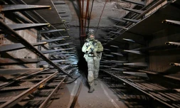Un soldat russe inspecte un tunnel sous l'aciérie Azovstal de Marioupol, prise à l'Ukraine, le 13 juin 2022