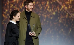 La chanteuse française Jain et Lionel Hirle, membre de la production Greg & Lio, après avoir reçu la récompense lors de la 32e Victoires de la Musique, le 10 février 2017 au Zénith à Paris