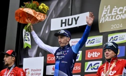 Le Britannique Stephen Williams (c) vainqueur de la FlÚche Wallonne devant le Français Kévin Vauquelin (g) et le Belge Maxim Van Gils (d), le 17 avril 2024 au Huy (Belgique)