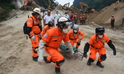 Des équipes de secours transportent le corps d'une victime après un glissement de terrain  à Santa Catarina Pinula, le 6 octobre 2015 au Guatemala