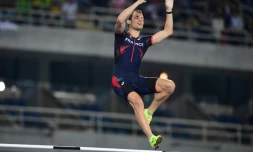 Renaud Lavillenie lors de la finale du saut à la perche aux JO de Rio, le 15 août 2016