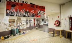 Des graffiti sur les murs du site de Tolbiac de l'université Panthéon-Sorbonne de Paris occupé par des opposants à la réforme de l'accÚs à l'université le 11 avril 2018