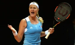 La Française Kristina Mladenovic face à la Néerlandaise Kiki Bertens en demi-finales de la Fed Cup, le 17 avril 2016 à Trélazé (Maine-et-Loire)