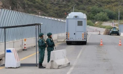 Des garde-frontiĂšres azerbaĂŻdjanais au poste-frontiĂšre de Latchine, en AzerbaĂŻdjan, le 1er octobre 2023