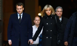 Emmanuel Macron et son épouse Brigitte Trogneux quittent l'église Saint-Sulpice après avoir assisté aux funérailles de l'homme d'affaires Henry Hermand, le 10 novembre 2016 à Paris