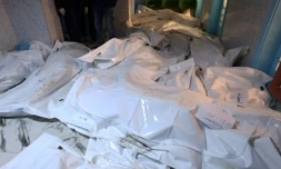 Des corps recouverts par des bùches dans un hÎpital de Sabratha, à l'ouest de Tripoli, le 20 février 2016, aprÚs une attaque américaine contre un camp d'entrainement de l'EI