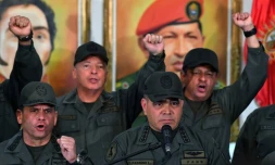 Le ministre vénézuélien de la Défense, le général Vladimir Padrino (c) entouré par des militaires, le 19 février 2019 à Caracas
