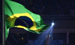 Le drapeau brésilien flotte sur le stade Maracana pendant la cérémonie d'ouverture des JO, à Rio de Janeiro, le 5 août 2016