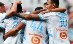 La recrue de l'OM, Mason Greenwood (d), félicité par ses coéquipiers après un but à Brest, le 17 août 2024