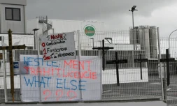 Des croix et des banderoles dénonçant l'attitude de Nestlé devant l'usine Buitoni de Caudry, le 30 mars 2023 dans le Nord