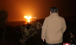 Le dirigeant nord-coréen Kim Jong Un assiste au lancement d'une fusée porteuse d'un satellite espion, le 21 novembre 2023