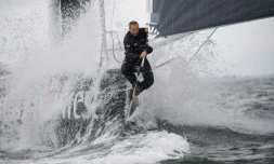 Le skipper français Fabrice Amedeo sur son monocoque, le 26 juin 2020 au large de La Trinité-sur-Mer