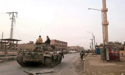 Un char du régime syrien dans une rue d'Albu Kamal, le 20 novembre 2017