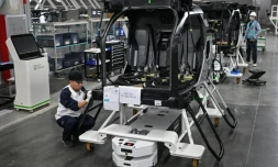 Des employés travaillent sur une chaîne de montage pour la voiture volante électrique "Land Aircraft Carrier" dans une usine de la filiale Aridge de Xpeng à Guangzhou, dans le sud de la Chine, le 6 novembre 2025