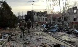 Une image diffusée le 15 mars 20205 par le ministère russe de la Défense montre des soldats russes avançant dans la ville de Soudja, dans la région de Koursk